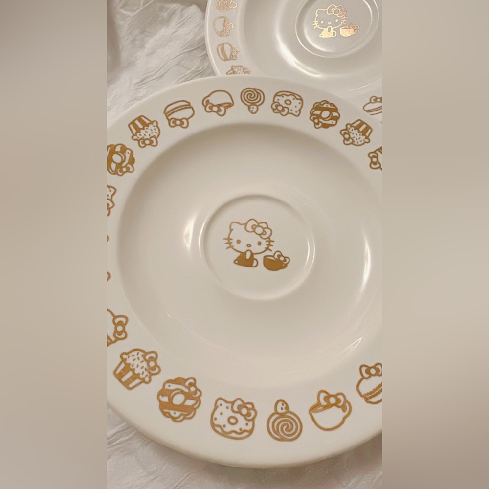 4 hello kitty small dishes for @808kuuipo - Picture 2 of 3